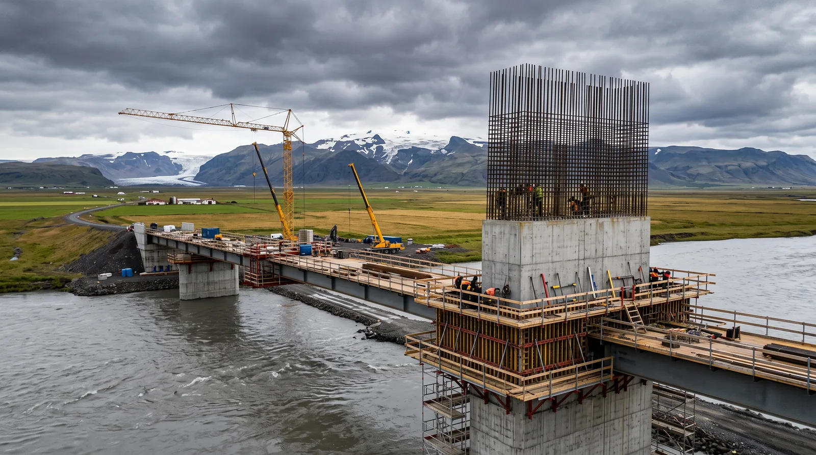 Brúarstöpull með járnakörfu yfir jökulá